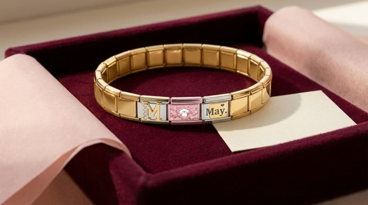 Das kleine Geschenk: ein goldenes italienisches Charm-Armband. Ein Armband und drei Charms für ihren Anfang