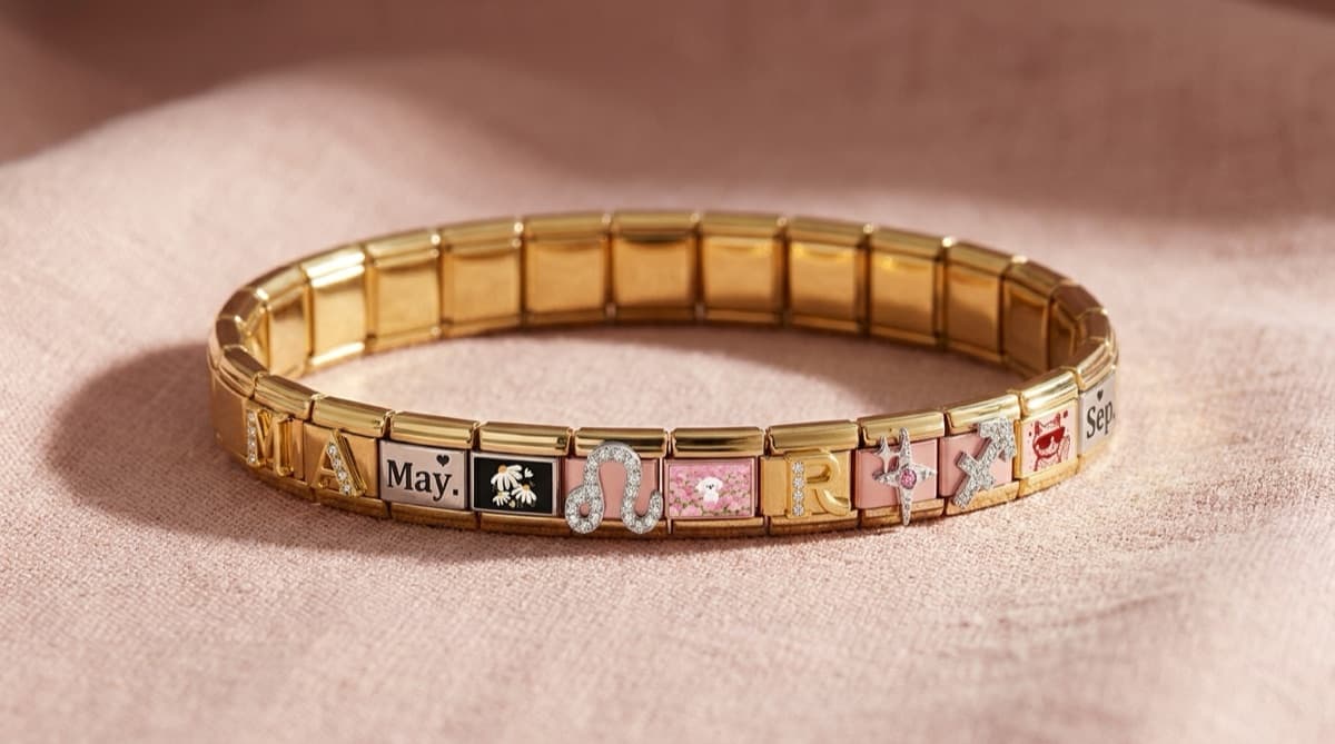 Pack diario: una pulsera italiana de charms dorada, doce charms y sitio para seis más