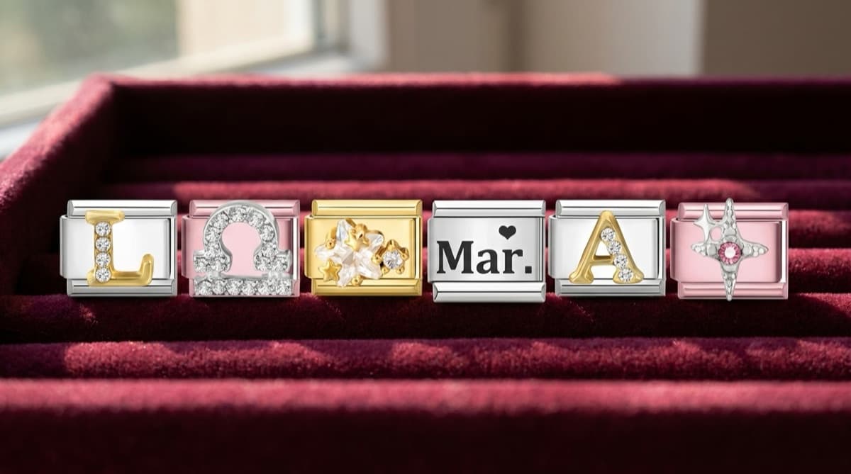 Seis eslabones sueltos en un estuche de terciopelo burdeos: L, Libra, estrellas de cristal, marzo, A y una estrella brillante